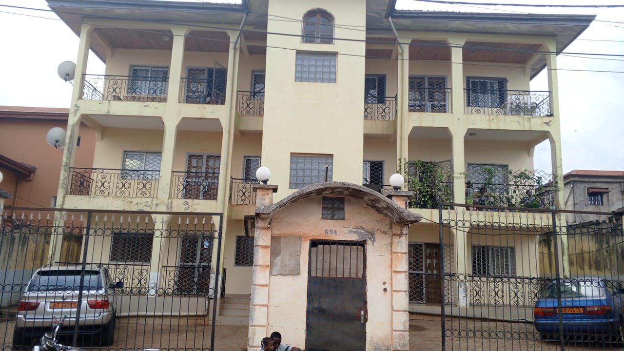 Edificio a due piani in vendita a Yaoundé, Odza Auberge Bleu 