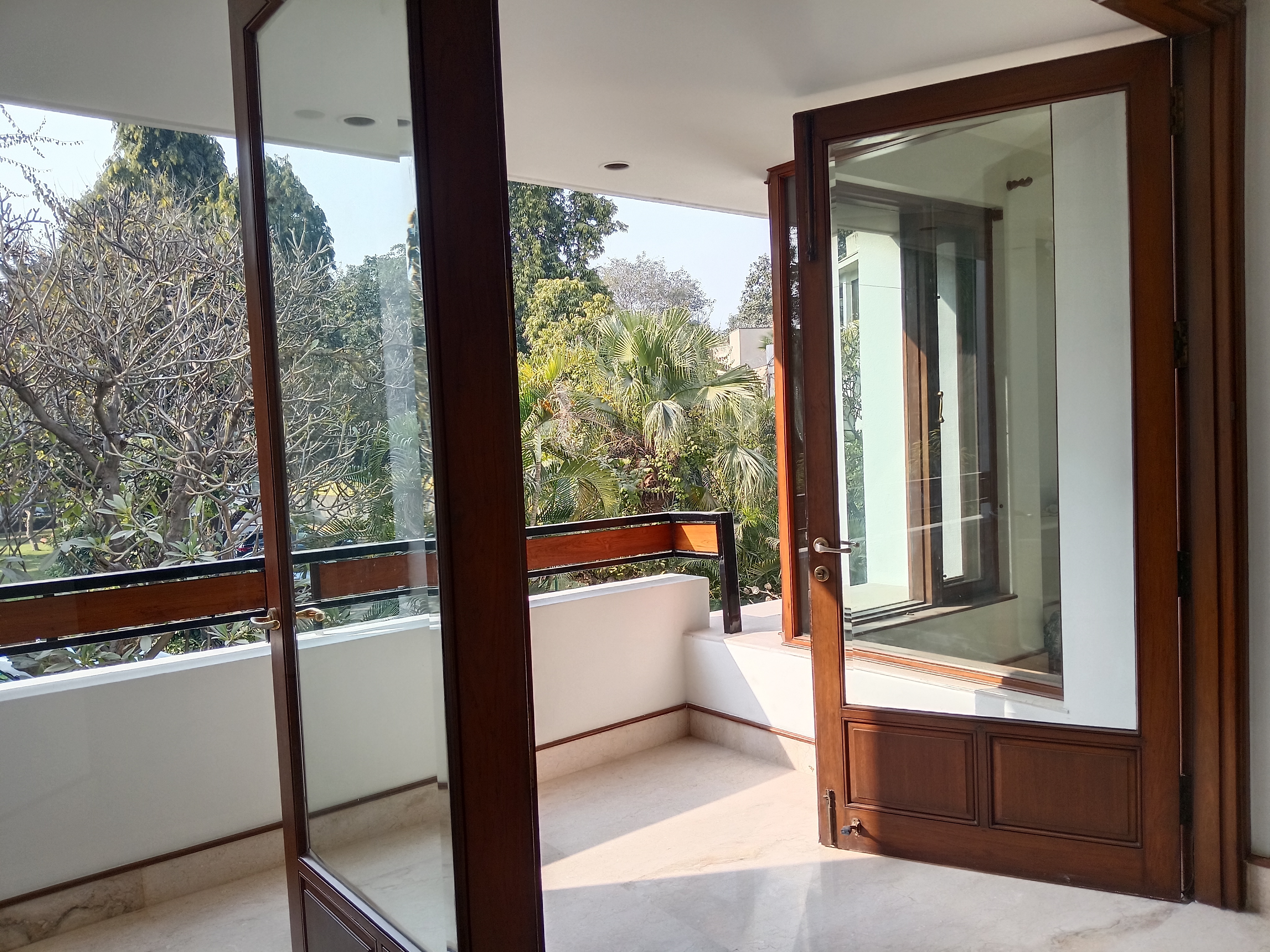 Spacieux duplex de 3 chambres + bureau, situé au premier et au deuxième étage, avec vue sur le parc, disponible à la location à Golf Link, centre de Delhi, à proximité de Lodhi Garden et du marché Khan.