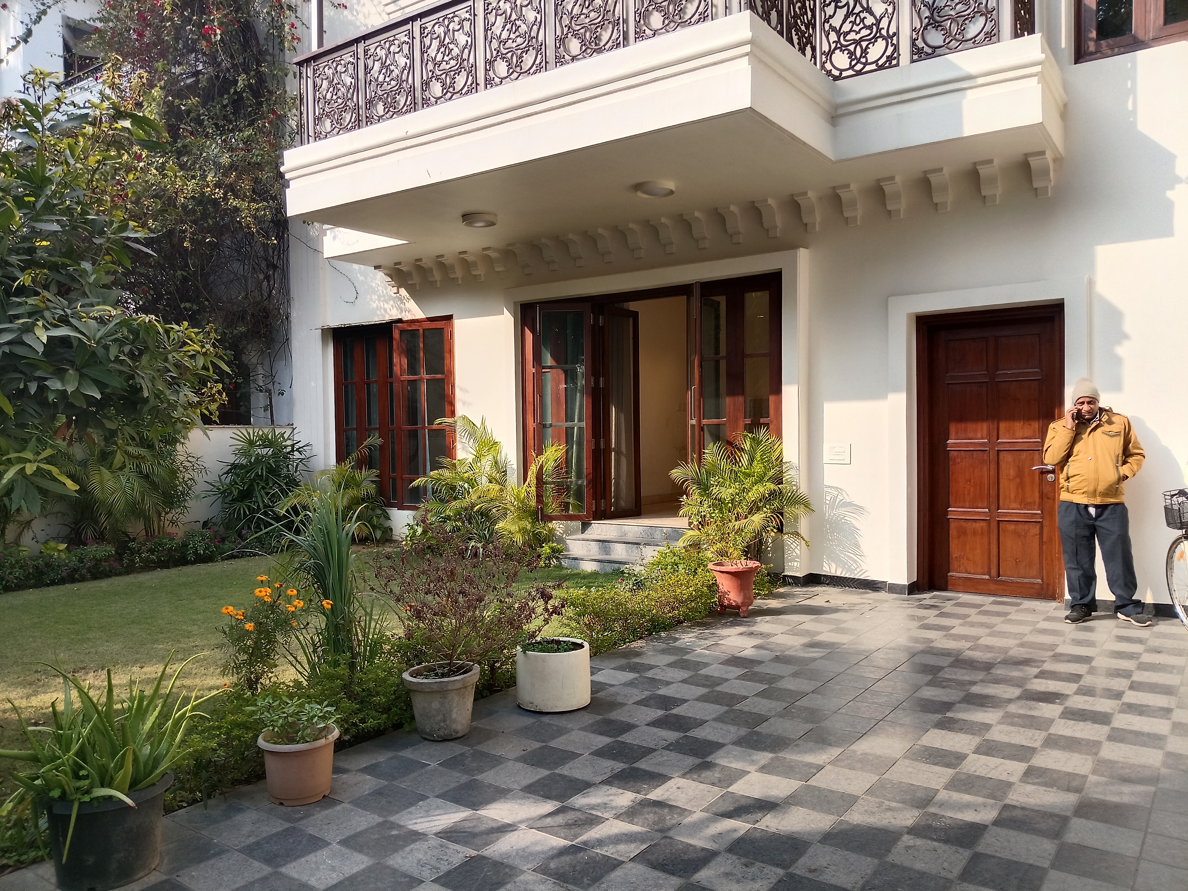 Appartement de 3 chambres au rez-de-chaussée avec jardin et vue sur le parc, disponible à la location à Golf Link, centre de Delhi, à proximité de Lodhi Garden et du marché Khan.