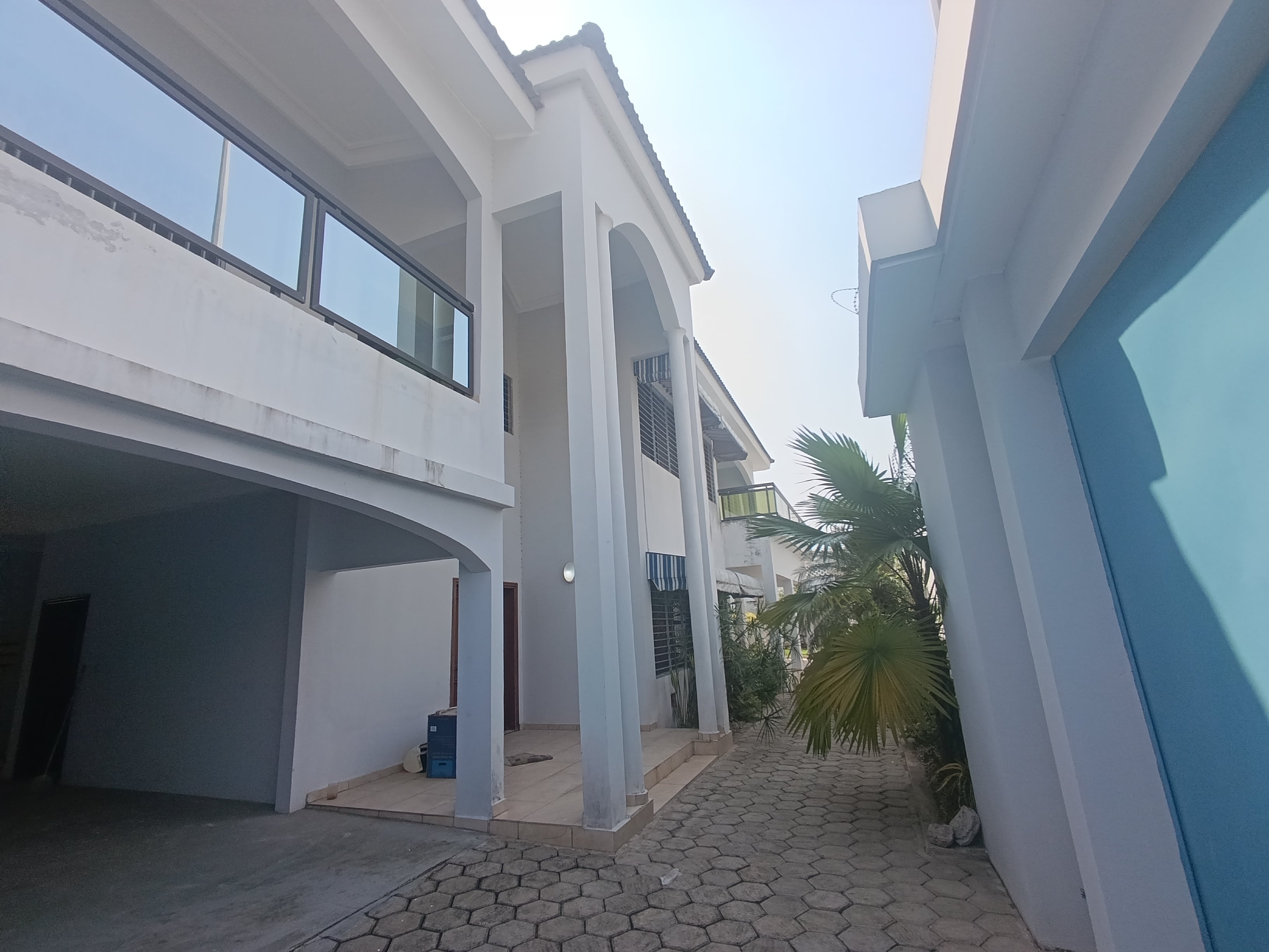 VILLA DUPLEX DE 09 PIECES A LOUER - COCODY RIVIERA BEACH