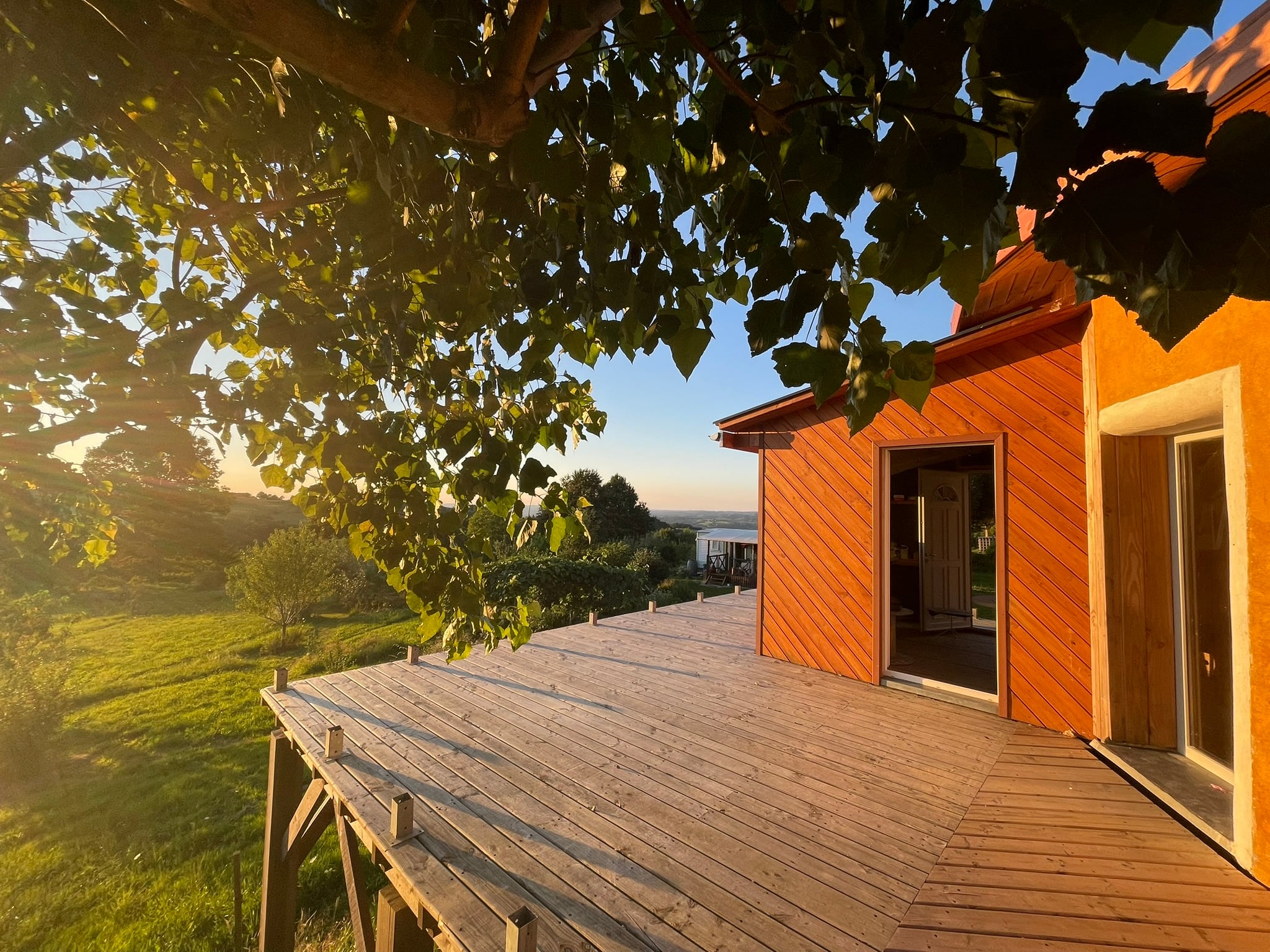 Eco-friendly living space with a bioclimatic round house – Lot (France)