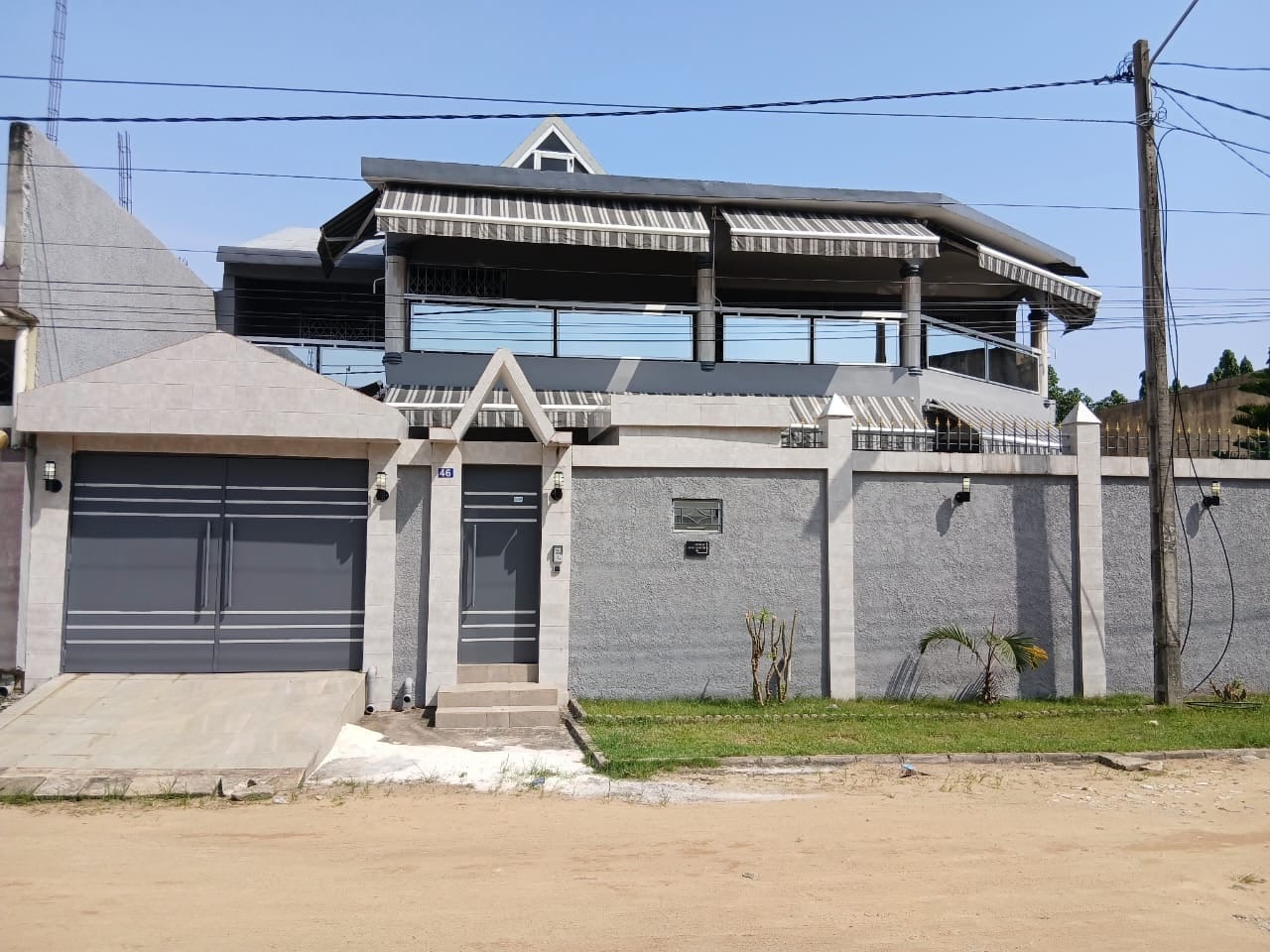 Riviera 4, au sein d'une cité, une belle maison duplex de 7 pièces avec 5 chambres 