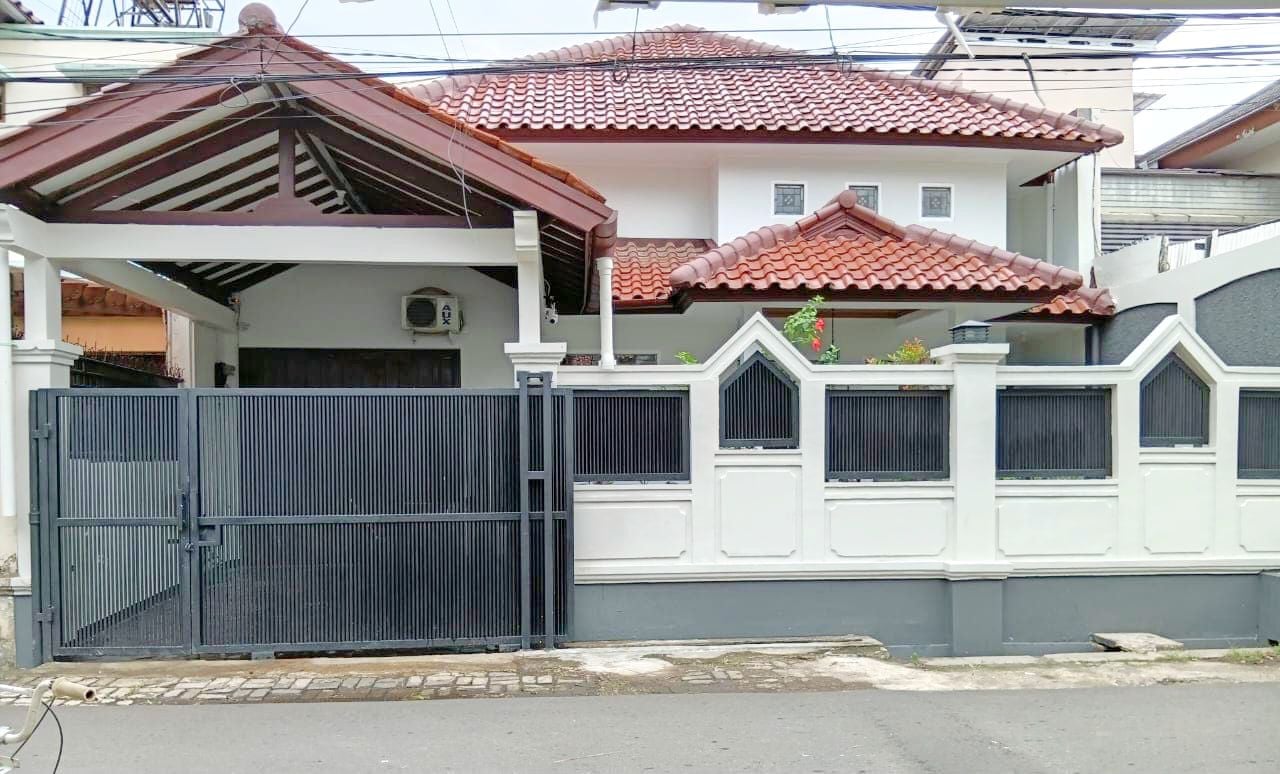 Newly renovated house with british classic charm near TB Simatupang and Arkadia 