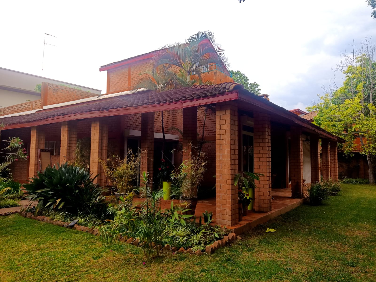 IVANDRY GRANDE VILLA T6 TRADITIONNELLE AVEC GRAND JARDIN ARBORE DANS LE LOTISSEMENT BONNET A DEUX PAS DES ECOLES – REF : 2026-IVV0115