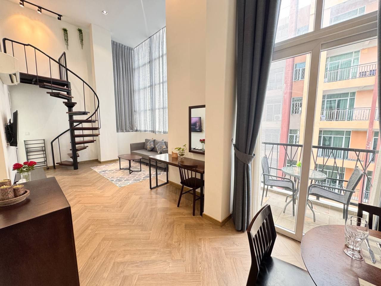 EN LOCATION PHNOM PENH APPARTEMENT DUPLEX PISCINE 2 CHAMBRES