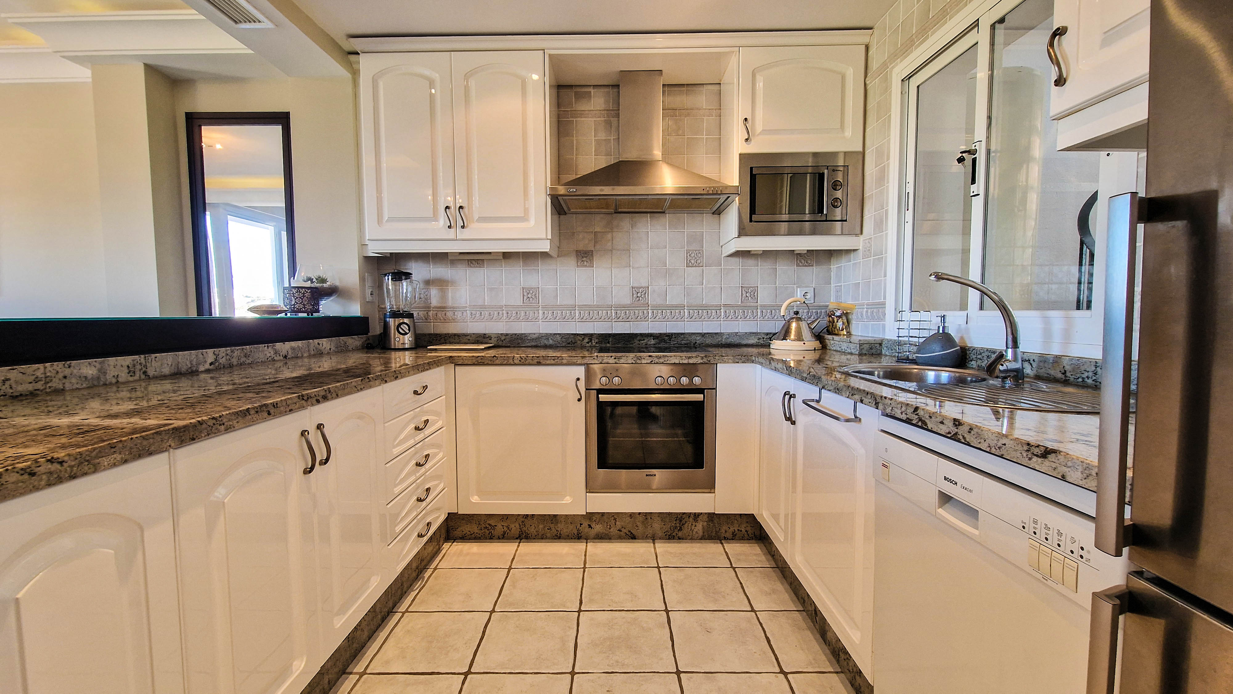 STUNNING PENTHOUSE WITH THREE BEDROOMS, 2 BATHROOMS AND VIEWS BEYOND THE ORDINARY