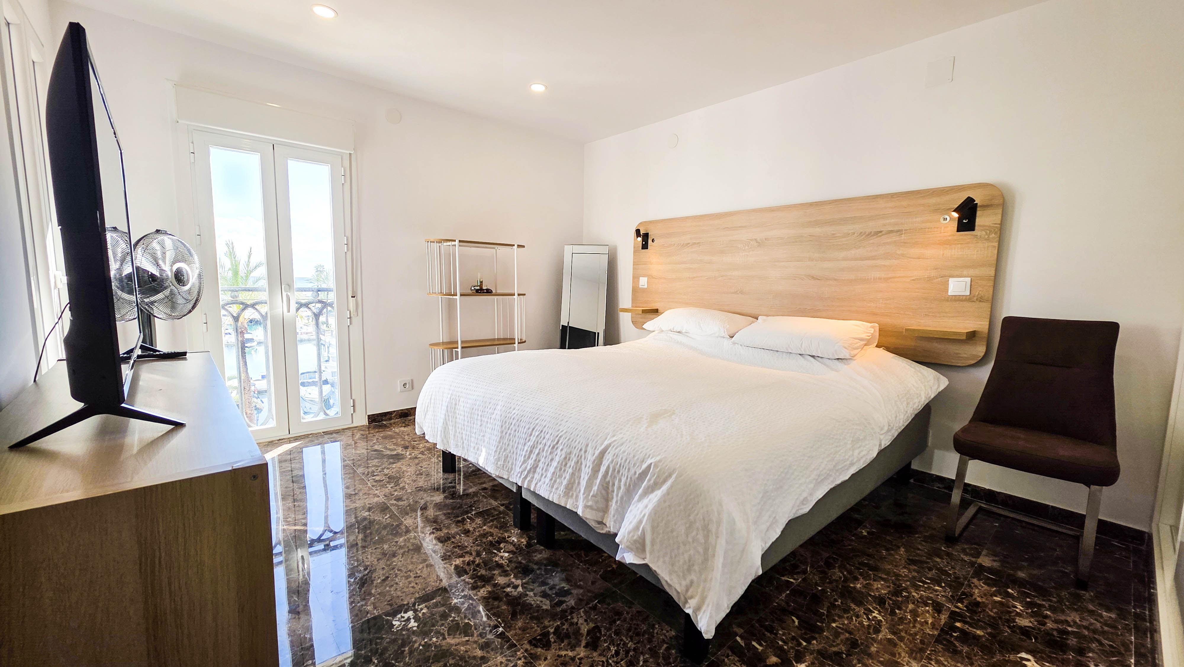 Fully Refurbished Apartment with Marina and Sea Views in Puerto de la Duquesa