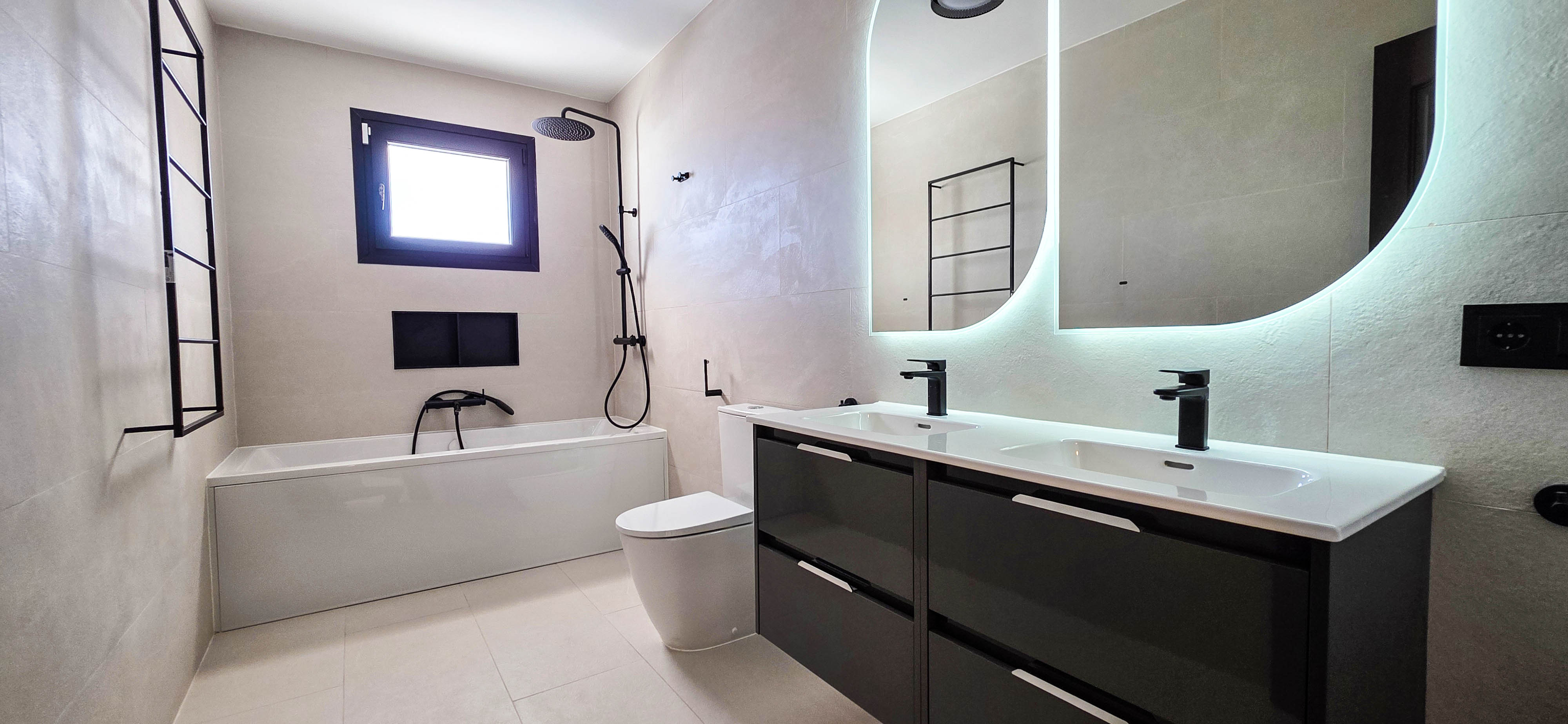 Fully Refurbished Villa with Panoramic Sea Views in Manilva