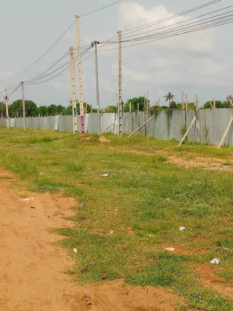 Terreno di 4 ettari (5901 m²) in vendita a Grand-Bassam, bordo strada.