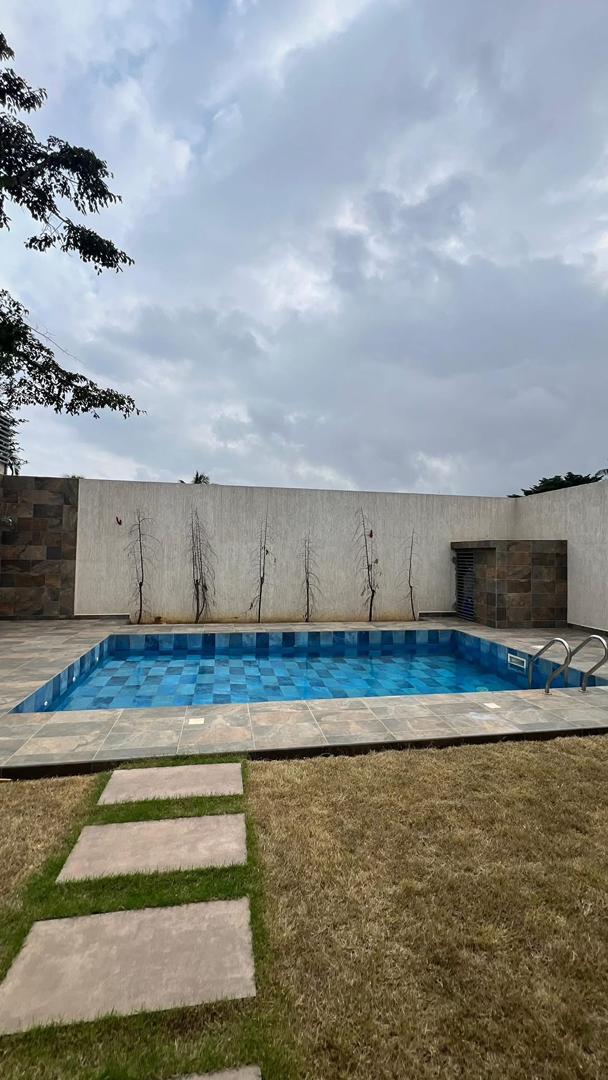 In vendita a Cocody 2 Plateaux: Ena Villa, 7 camere + piscina 