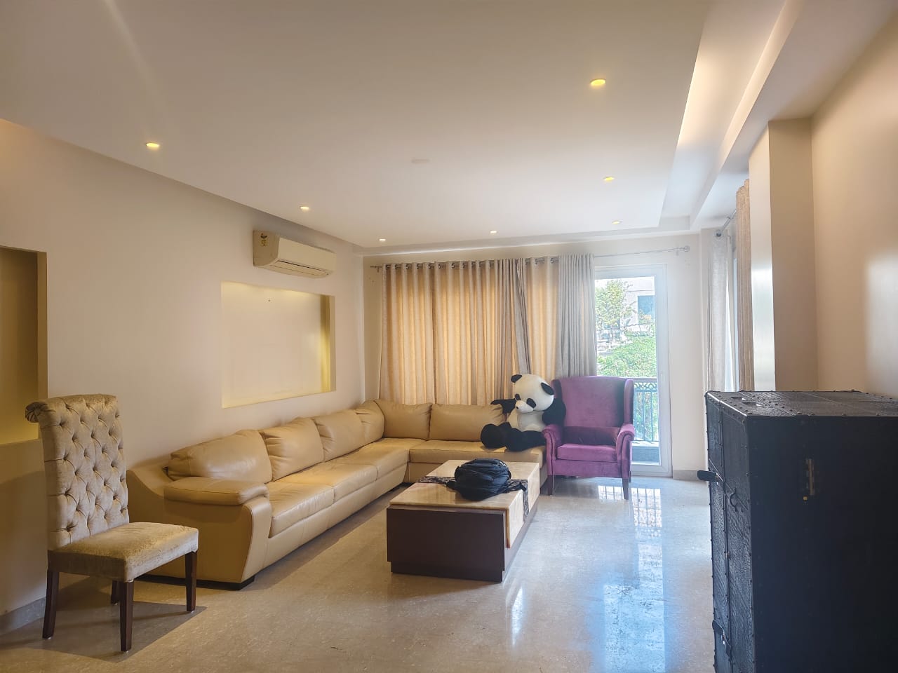 Piso alto completamente amueblado, moderno y espacioso de 3 habitaciones, disponible para alquiler en Defense Colony, South Delhi. 