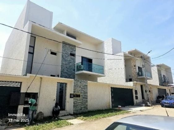 Lussuosa villa duplex con 6 stanze in vendita a Cocody Riviera Abbata