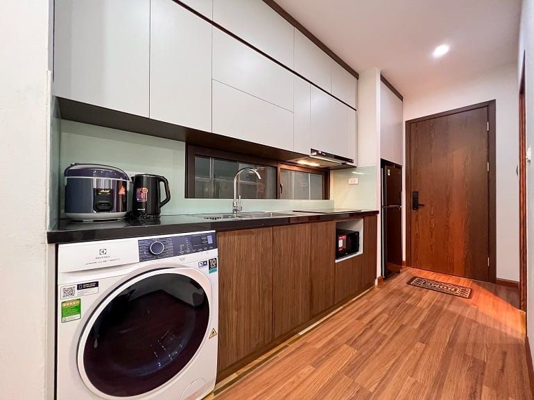 Elegant, modern 1 – bedroom apartment in Linh Lang street, Ba Dinh district for rent