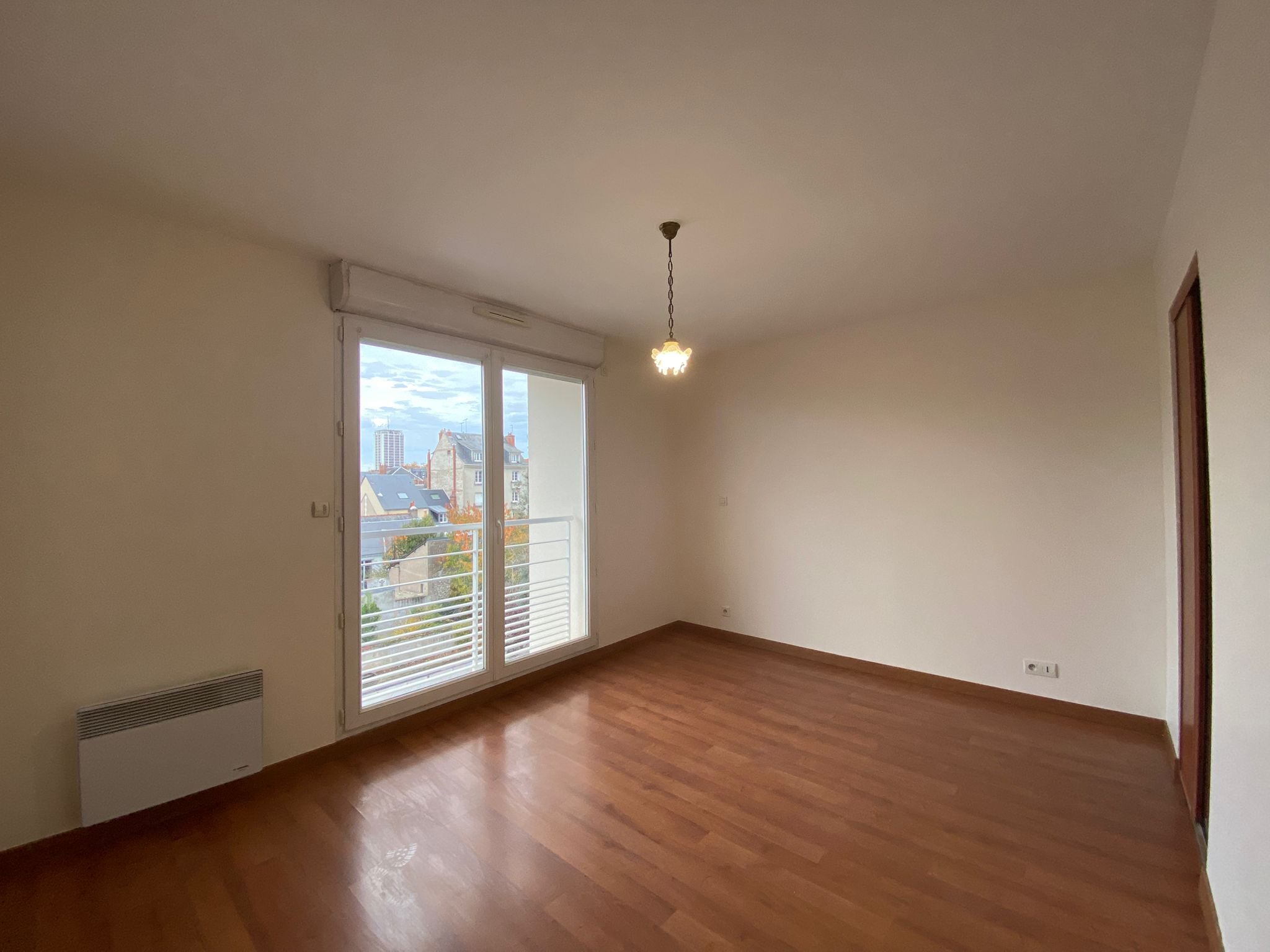 For Rent: Modern 3-Room Apartment in Central Tours – €1,250/month (all charges included)