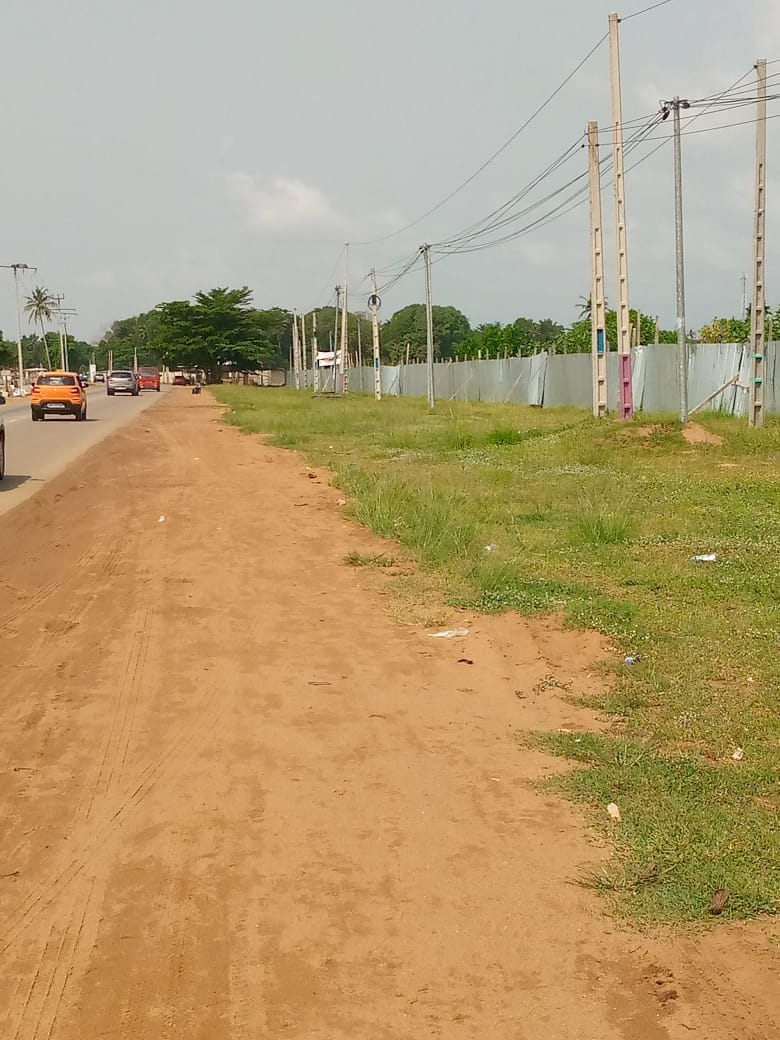 VENTE D'UN SITE DE 4HA 5901m² A GRAND BASSAM EN BORDURE DE VOIE