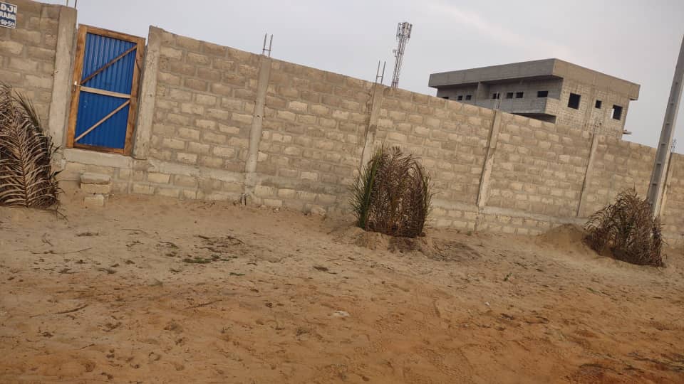 MISE EN VENTE TOGBIN-DAHO UNE PARCELLE LOTIE ET RECASÉE DE  400M² 