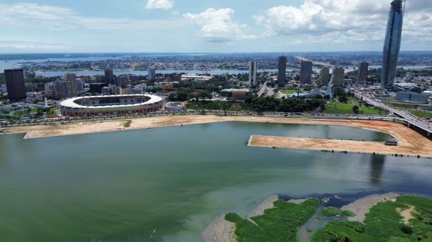 Beau Terrain pied dans l'eau a Danga avec vue au plateau 