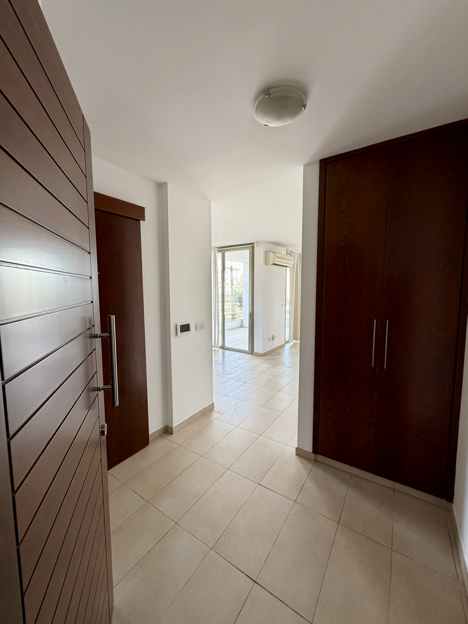 Appartement de 3 chambres au 2ème étage d'un petit immeuble résidentiel - Visite vidéo disponible