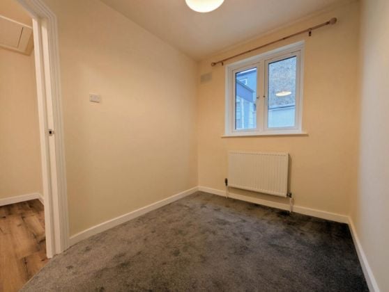 Rare opportunity to  rent a cosy cottage with large garden only 20 mins ...