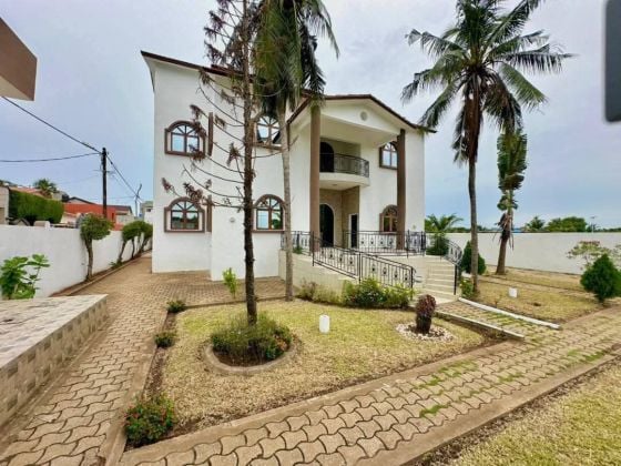 Une villa de 1000m² à vendre à Fidjrossè ...