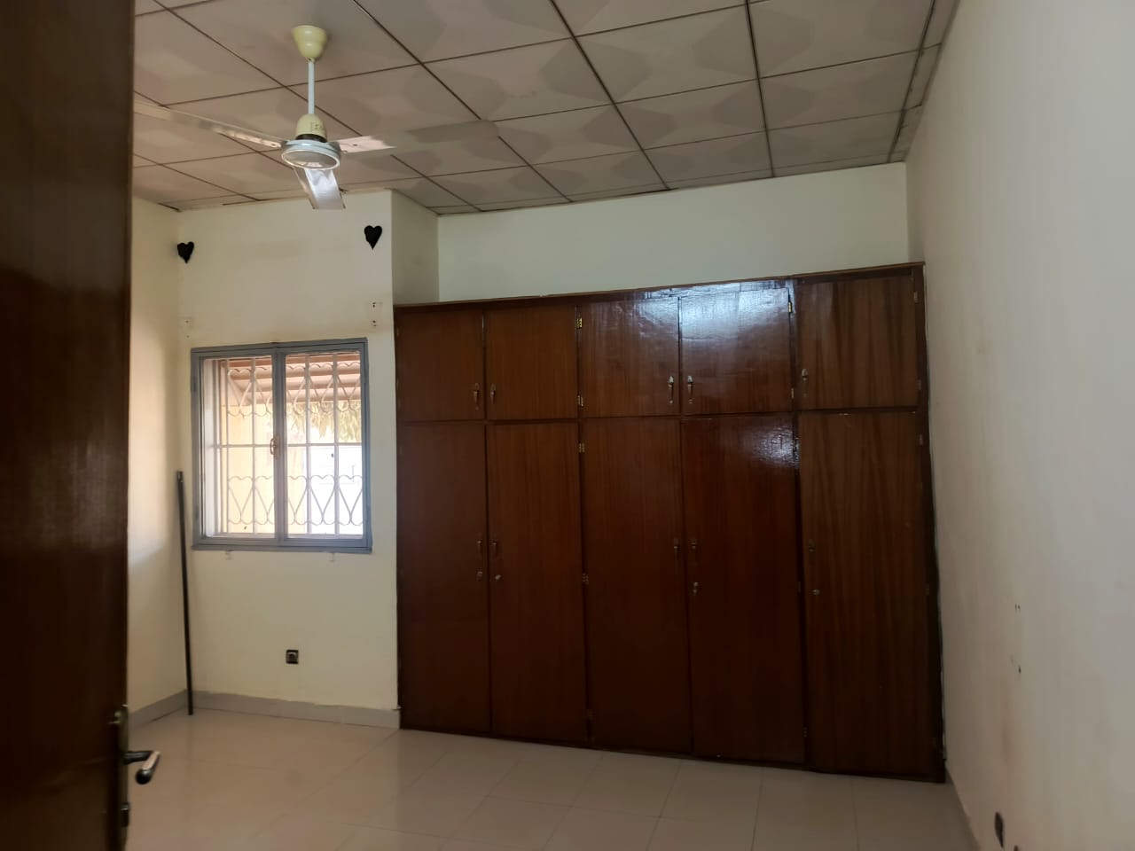 3-bedroom villa for rent in Cité Azimmo, Ouaga 2000. Includes outbuilding. Located 80m from the paved road.