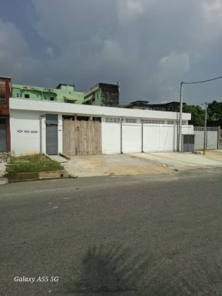 Location d'une Entrepôt a la Riviera Bonoumin 