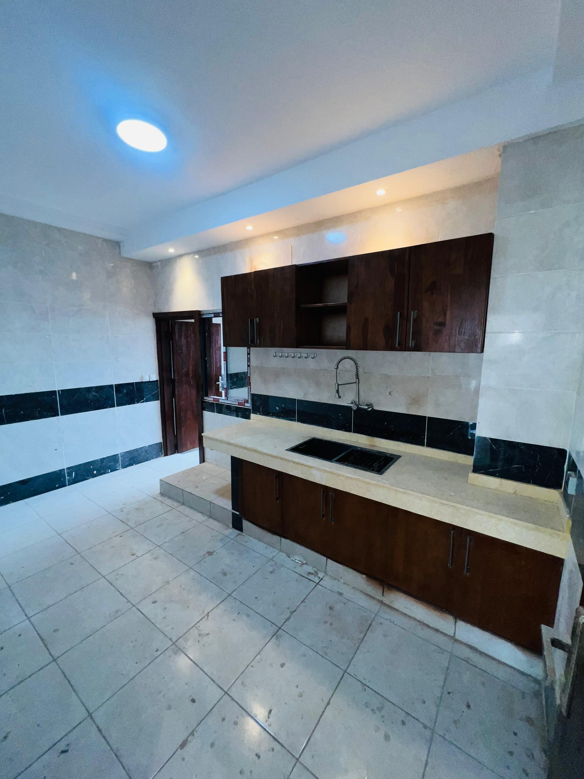 Elegant building for sale at the Angré University Hospital 