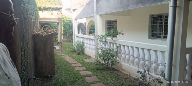 For sale: a lovely 1000m2 plot of land with a single-story villa in Cocody ...