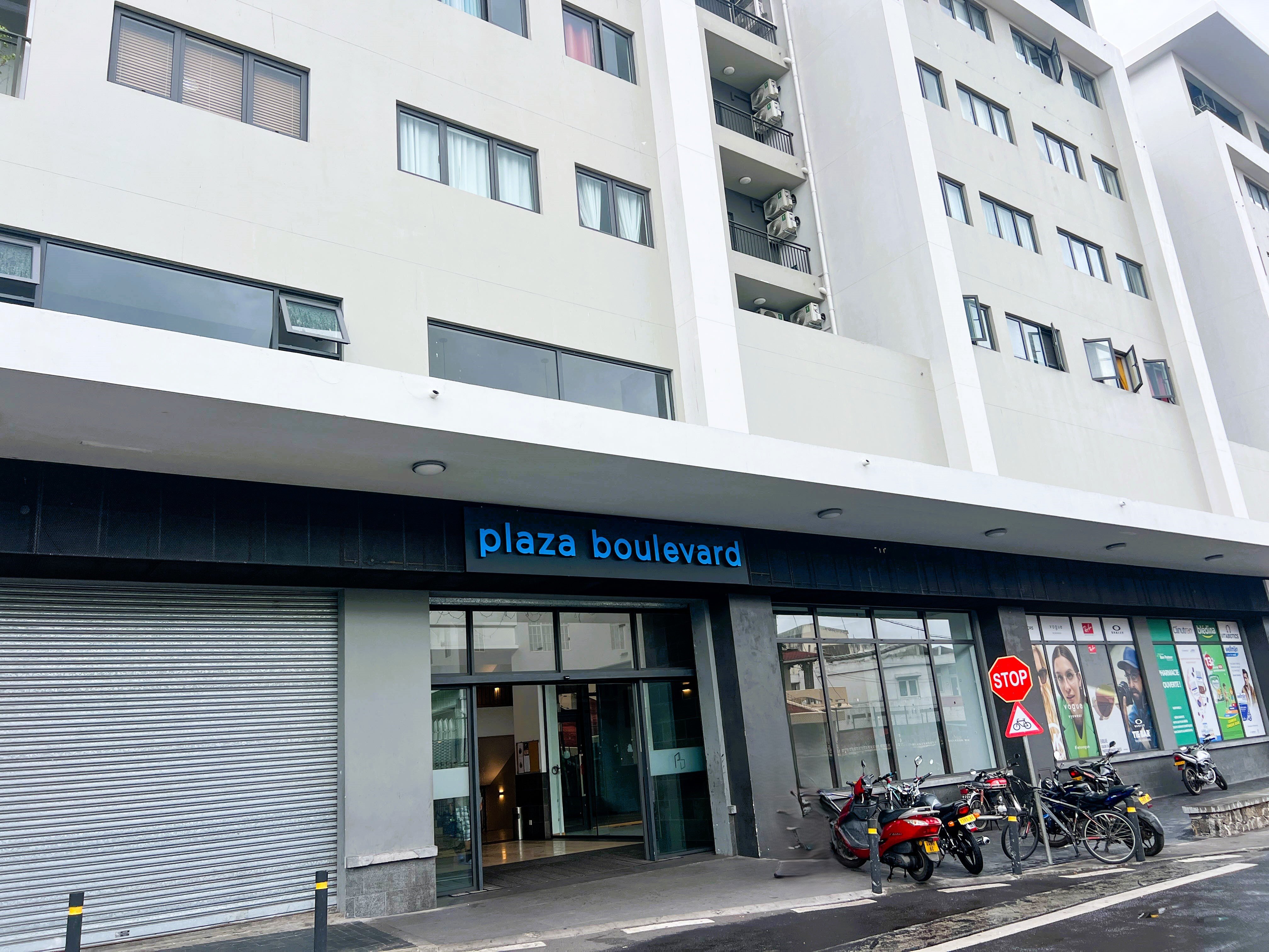 FOR RENT - 3-BEDROOM PENTHOUSE - BOULEVARD PLAZA - ROSE-HILL