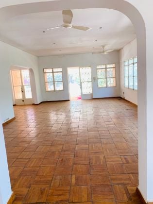 A LOUER SUPERBE VILLA A PASPANGA  Cette magnifique villa couvre une ...