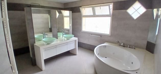 AMBATOBE GRANDE VILLA F8 AVE GRAND JARDIN ARBORÉ ET PISCINE DANS LA ...