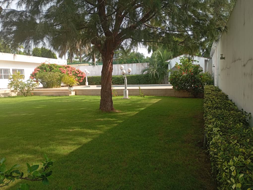 Location d'une villa à piscine et jardin 