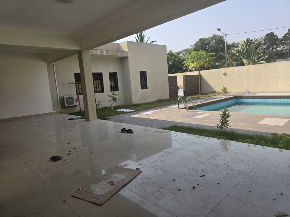 Location d'une villa à piscine et jardin 