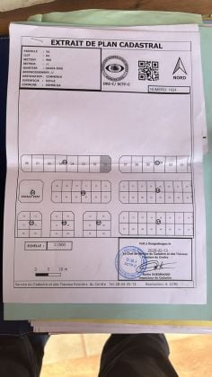 Une parcelle de 537m² pan coupé clôturée en face ...