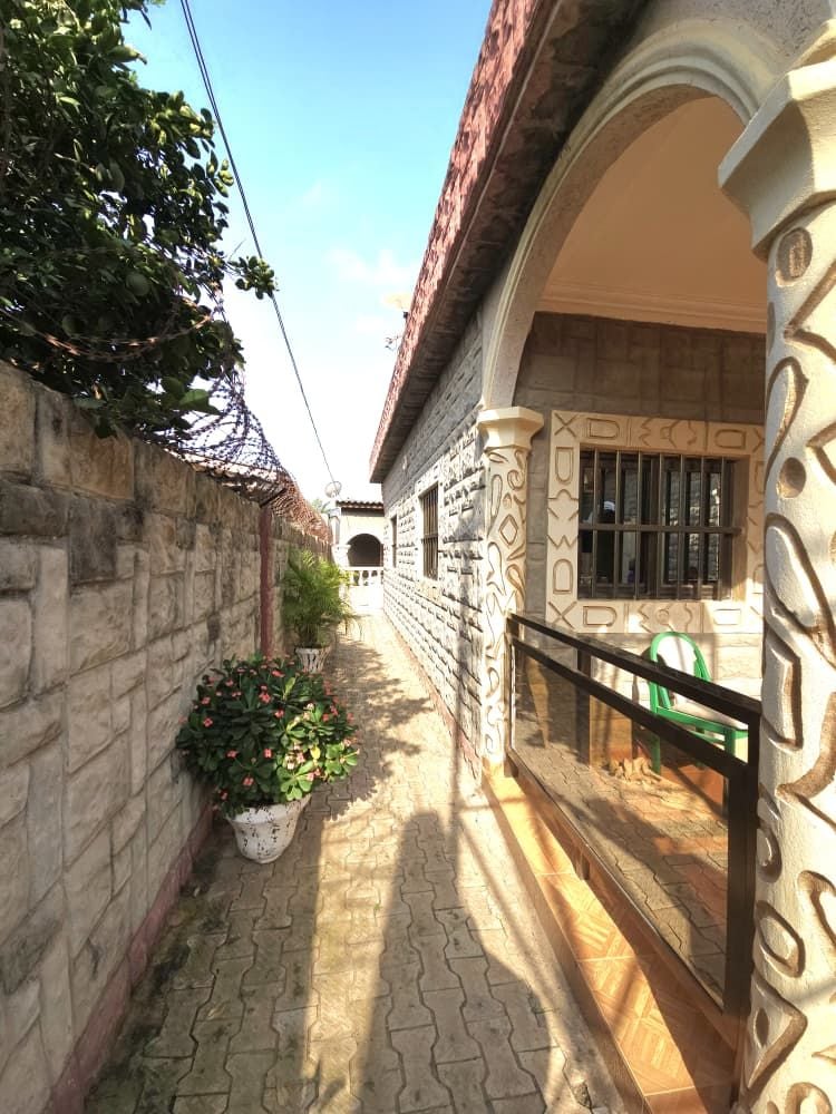 Belle villa dallée construite sur œ lot avec TF à vendre à AGOÈ LÉGBASSITO ATHIOMÉ (LOMÉ-TOGO)