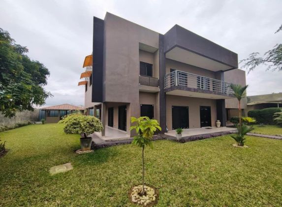 MISE EN VENTE D'UNE VILLA À BEVERLY HILLS 