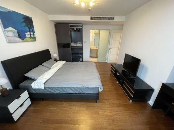 Big balcony/6000 CNY/near jinji laket/wo bedrooms/light luxury