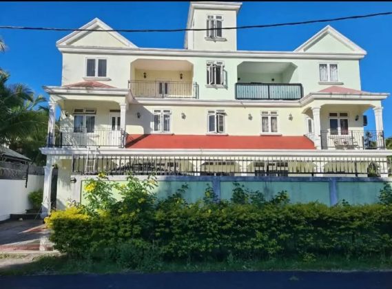 Tastefully furnished 3-bedroom ground-floor apartment in the heart of ...