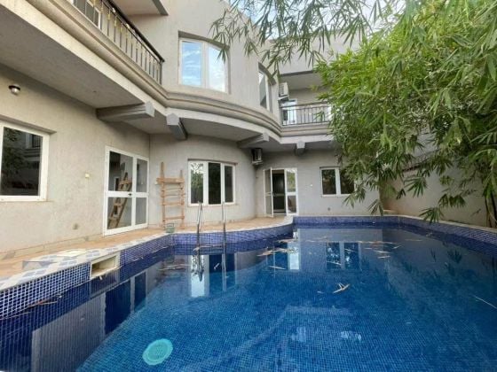 Un duplex de 05 chambres, 2 salon avec piscine bâti sur une ...
