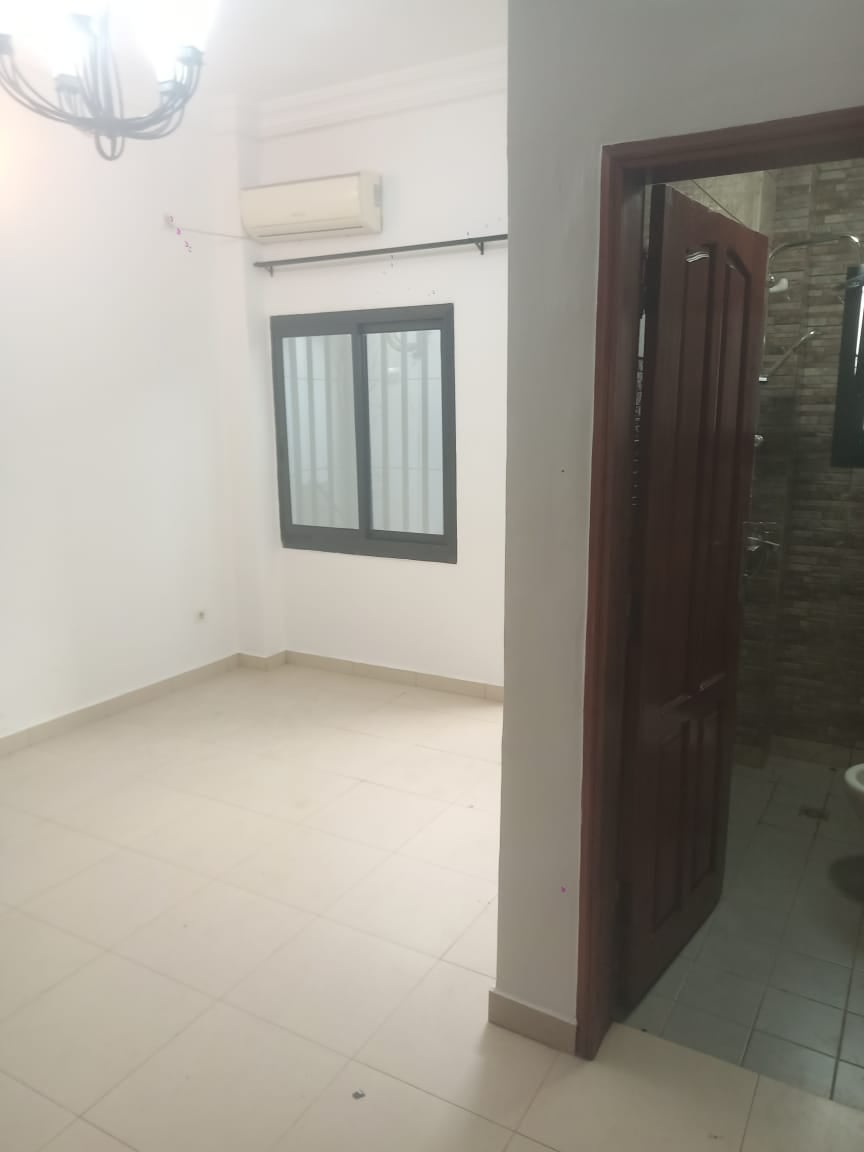 BEAU STUDIO A LOUER A UN JET DE PIERRE DE BALI