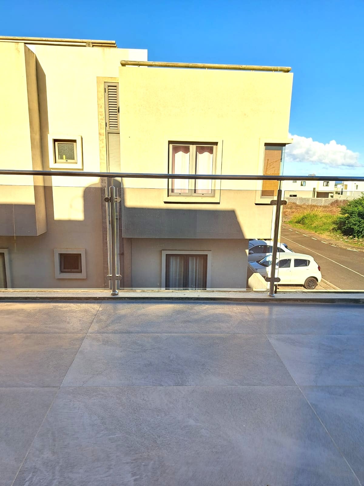 Elegant, fully furnished 3-bedroom duplex with swimming pool and the possibility of setting up a home office for rent in Flic en Flac