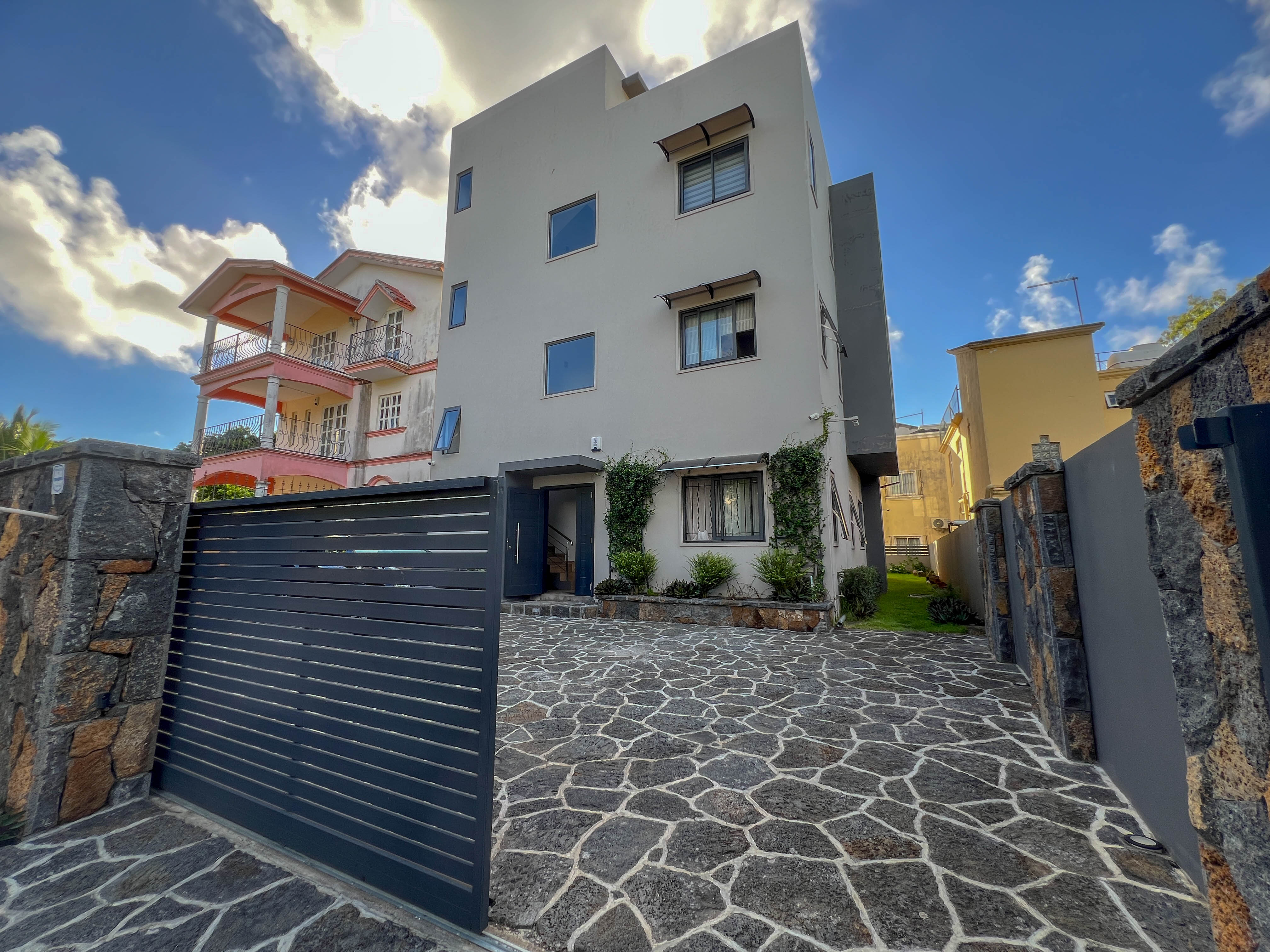 FOR RENT - SPACIOUS 1-BEDROOM APARTMENT - CALODYNE