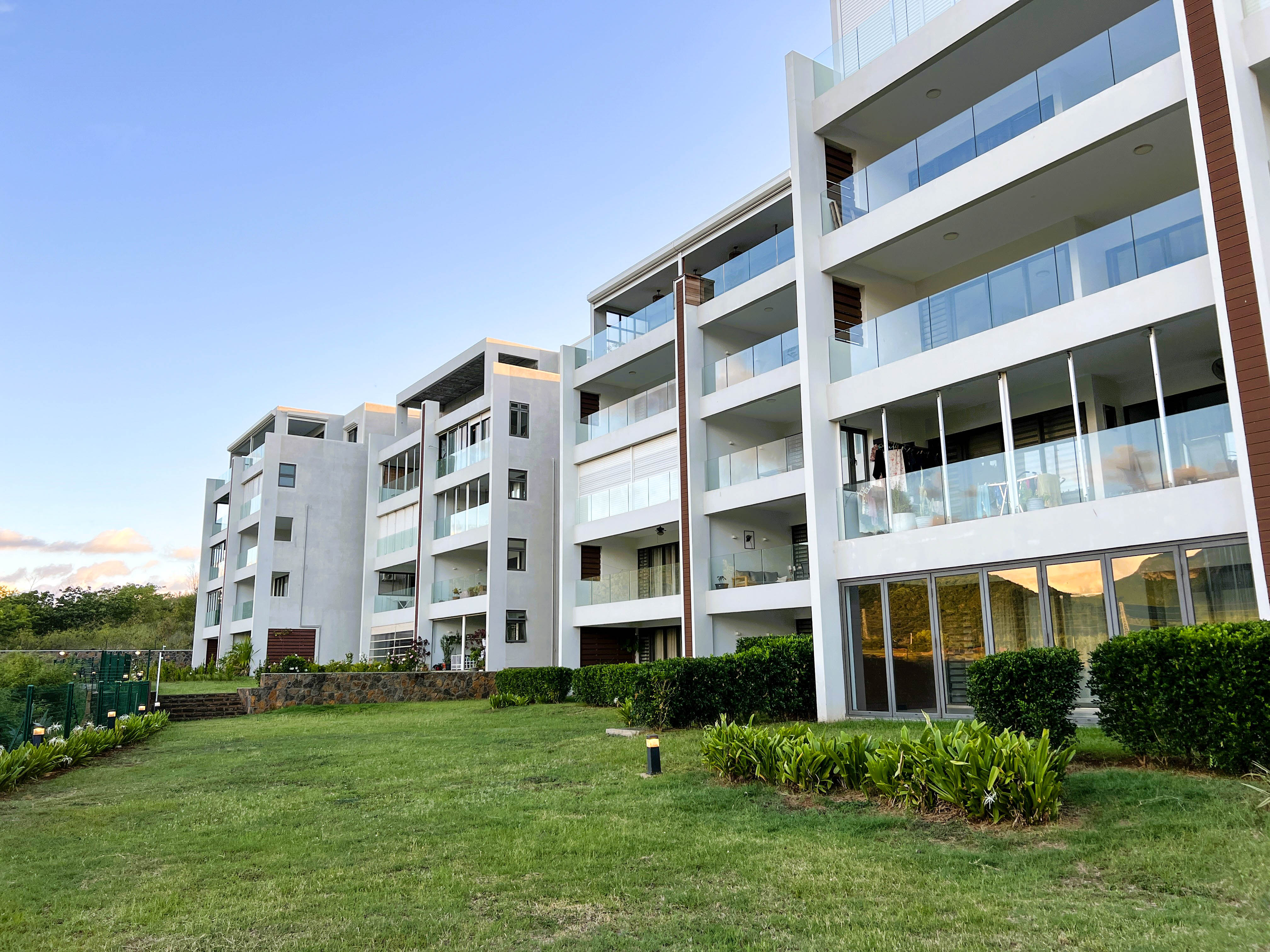 FOR SALE - 3- BEDROOM CLIFFSIDE APARTMENT - BELLE ÉTOILE - BEAU BASSIN