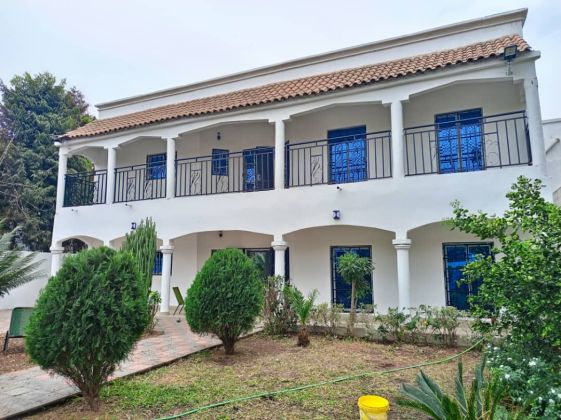Bâtiment pour habitation ou bureau à louer au début de ...