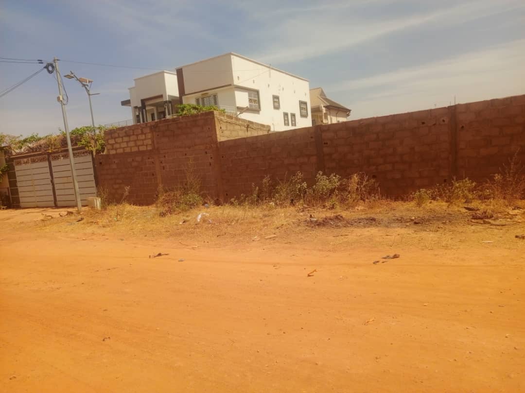 Ouaga 2000 à côté de Salitas : Une parcelle bien située mise en vente.   Superficie : 600m²  Doc : Attestation  Prix : 65 millions FCFA 