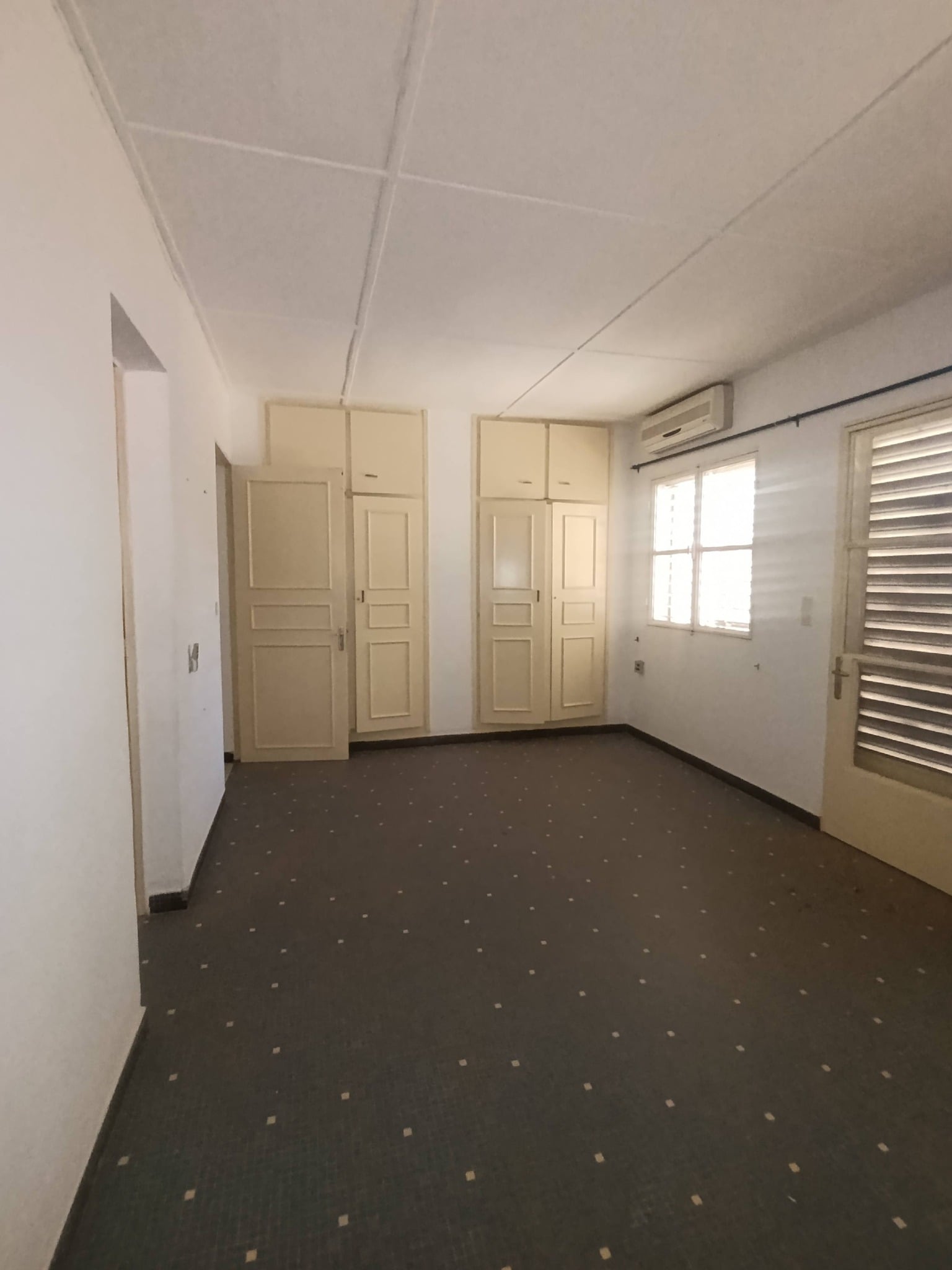 Disponible à #KOULOUBA (proche de la Rotonde centre-ville) #UNE_SUPERBE_VILLA_BASSE_ / 4 chambres + piscine