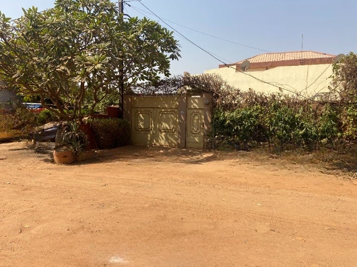 MINI-VILLA F3 MEUBLÉE EN LOCATION À LA PATTE D'OIE, PROCHE DE L'ÉGLISE CATHOLIQUE NOTRE DAME DES APÔTRES