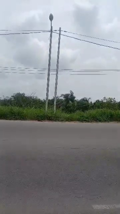 Land of 1 ha 4698 m2 bordering the Yaou road, 8 kilometer from Bonoua 