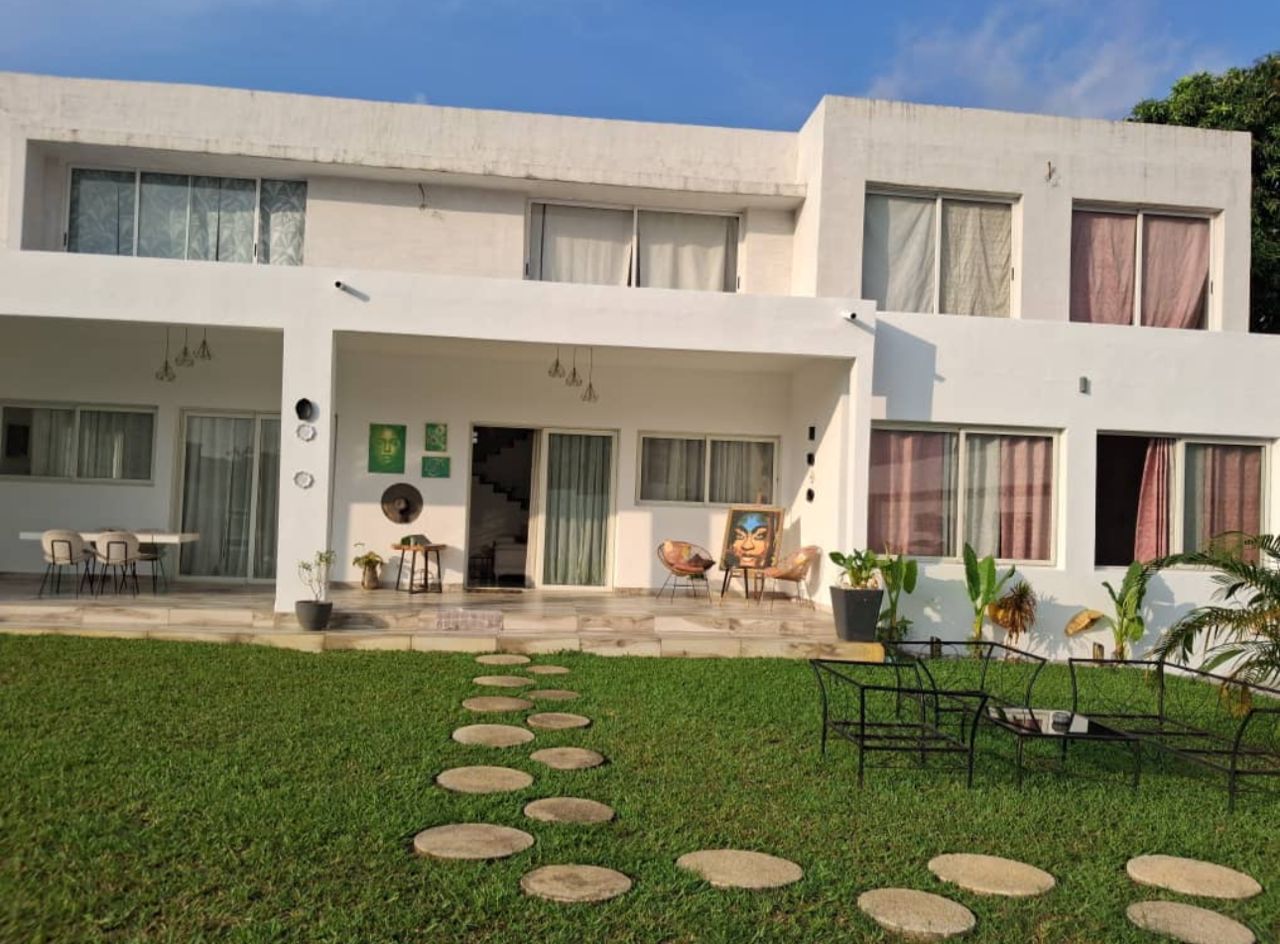 INVESTISSEMENT D'EXCEPTION | VILLA PRESTIGE 1000M² – ANGRÉ 7E TRANCHE Saisissez l'opportunité d'acquérir Bon pour un footballeur international où un expatrié