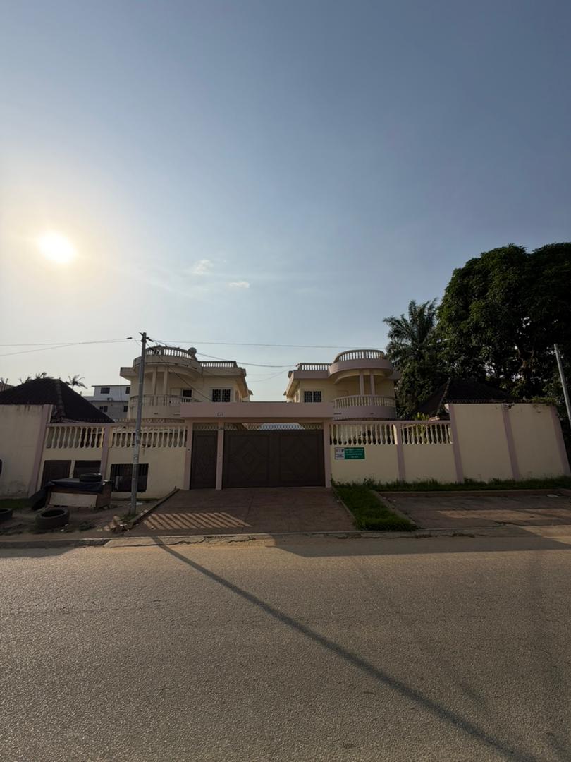 villa duplex de plusieurs pièces pour Une entreprise où banque où une ambassade 